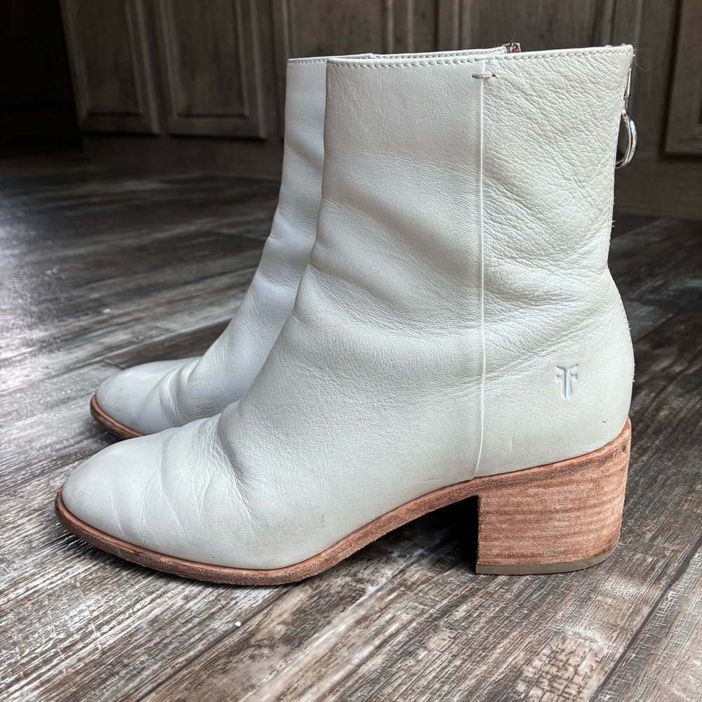 Frye white leather ankle boots size 7.5